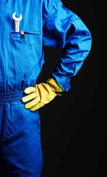 Arbeiter mit Schraubenschlüssel in der Tasche — Stockfoto