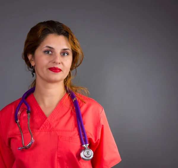 Porträtt av en vacker kvinna sjuksköterska eller läkare med stetoskop — Stockfoto