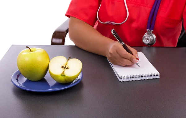 Médico que escreve uma receita — Fotografia de Stock