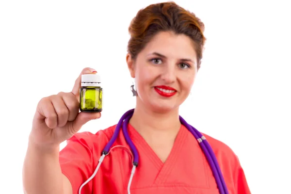 Médica feminina segurando uma garrafa de pílulas — Fotografia de Stock