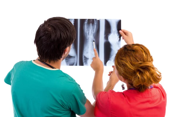 Twee artsen hebben medische raadpleging van x-ray afbeelding. — Stockfoto