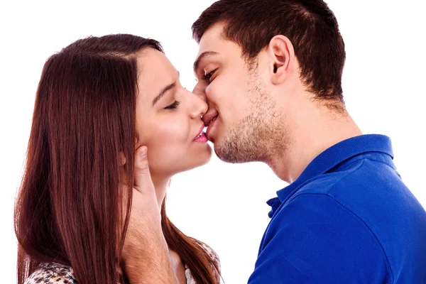 Primer plano retrato de una romántica pareja joven besándose —  Fotos de Stock