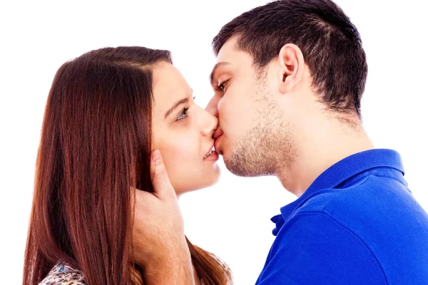 Portret van een romantische jong koppel zoenen close-up — Stockfoto