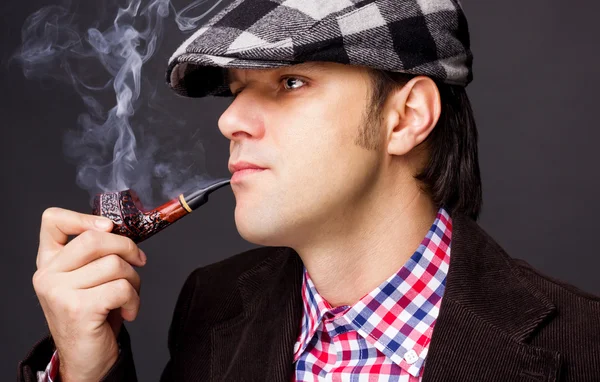 Nahaufnahme eines Mannes, der eine Pfeife raucht — Stockfoto