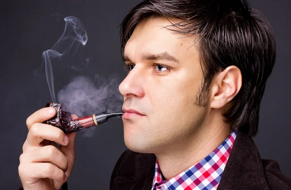 Closeup muže kouřil dýmku — Stock fotografie
