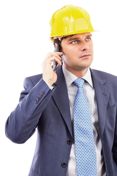 Retrato de un joven ingeniero hablando por teléfono — Foto de Stock