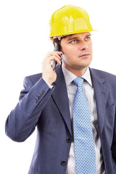 Portrait d'un jeune ingénieur parlant au téléphone — Photo