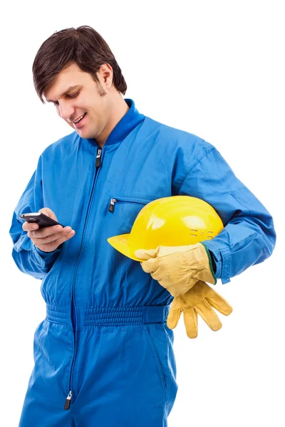 Porträt eines jungen Arbeiters mit Mobiltelefon — Stockfoto