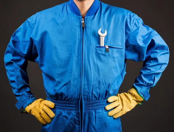 Trabajador de la construcción con llave inglesa en el bolsillo — Foto de Stock