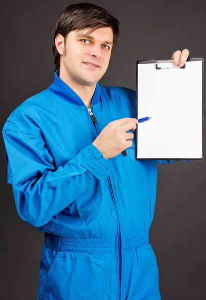 Portret van jonge werknemers houdt een pen en een lege Klembord — Stockfoto