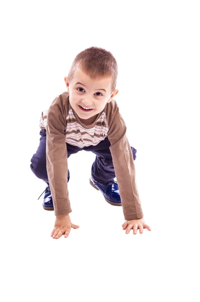 Porträt eines niedlichen kleinen Jungen, der auf dem Fußboden spielt — Stockfoto