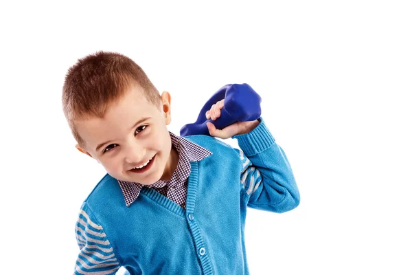 Bedårande liten pojke gör övningar med hantlar — Stockfoto