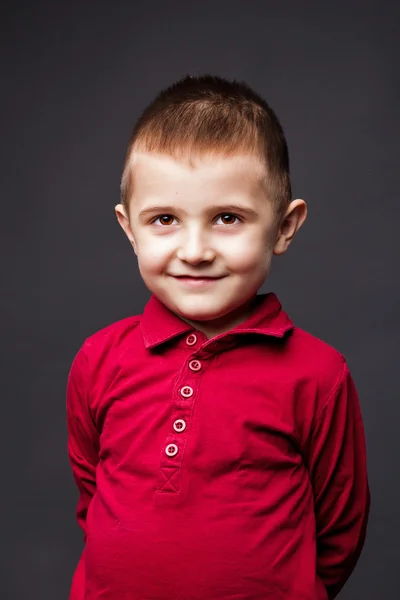 Retrato de primer plano de un niño lindo con las manos detrás de la espalda —  Fotos de Stock