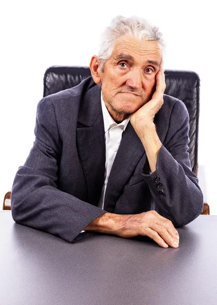 Portrét vážné starší muže při pohledu na fotoaparát — Stock fotografie
