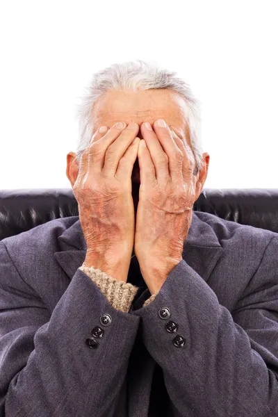 Starszy mężczyzna ukrywszy twarz obiema rękami — Zdjęcie stockowe