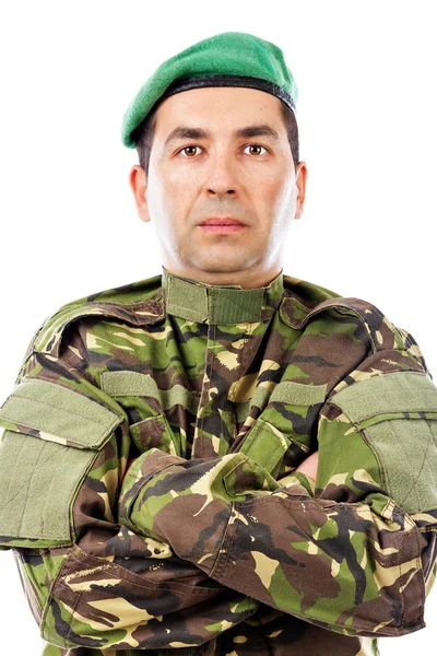 一个年轻的士兵，用双臂的特写肖像 — 图库照片