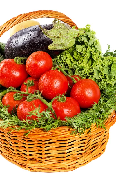 Légumes frais avec gouttes d'eau dans le panier — Photo