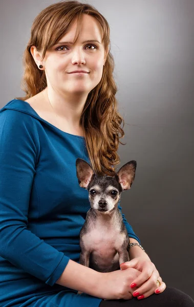 Portrait of a young woman with her chihuahua — Stock Photo, Image