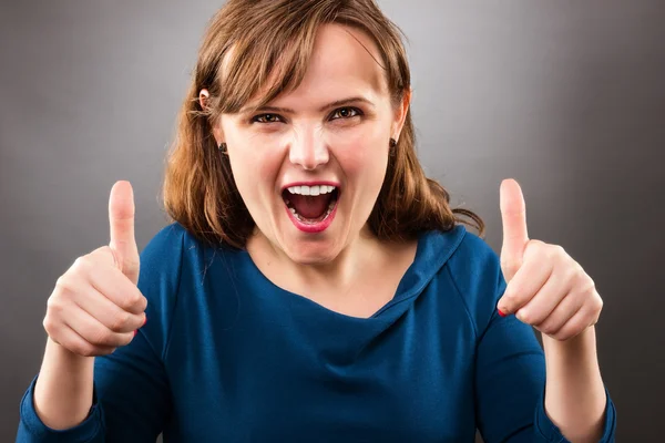 Portrait of a young excited woman holding his both thumbs up, vi — Stock Photo, Image