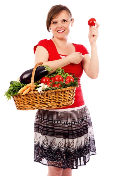 Glückliche junge Frau hält einen Korb mit frischem Gemüse und — Stockfoto