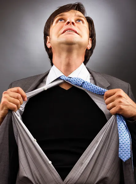 Homem de negócios rasgando sua camisa — Fotografia de Stock