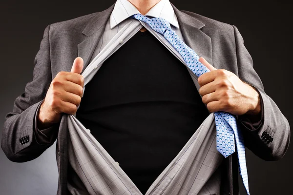 Imagem conceitual de um homem arrancando sua camisa — Fotografia de Stock