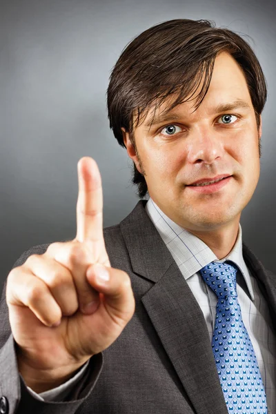 Uomo d'affari premendo un pulsante immaginario — Foto Stock