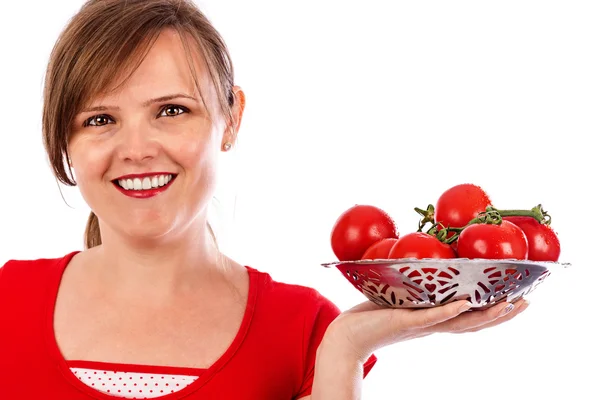 Jeune jolie femme tenant un bol de tomates mûres — Photo