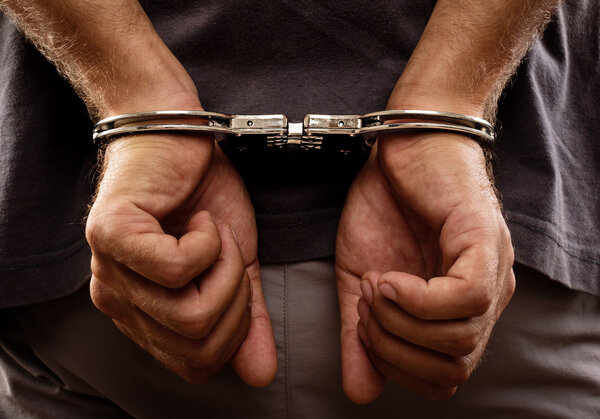 Arrestado hombre esposado manos en la espalda — Foto de Stock