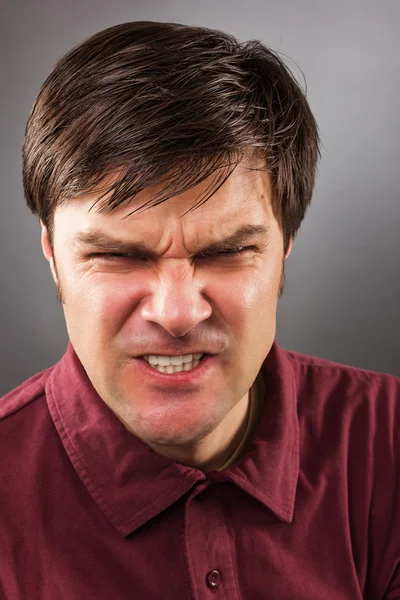 Retrato de primer plano de un hombre enojado — Foto de Stock