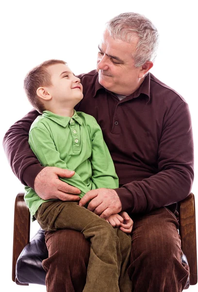 Portrét děda s jeho šťastný vnuk sedí v armchai — Stock fotografie