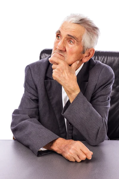 Portret van een oudere man weg op zoek in diepe gedachte — Stockfoto