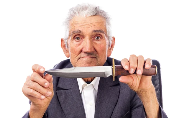 Egy idős férfi, gazdaság egy kést, és látszó-on fényképezőgép portréja — Stock Fotó