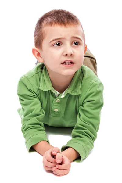 Entzückender kleiner Junge liegt auf dem Boden — Stockfoto