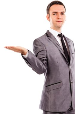 Açık el ile duran genç iş adamı