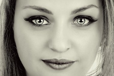 mavi gözlü güzel bir genç kadının yüzü.