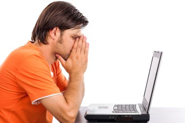 düşünceli genç adam onun laptop arıyorum