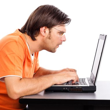 genç adam onun laptop üzerinde çalışmaya konsantre