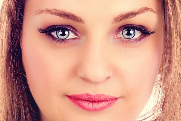 Rostro de una hermosa joven con ojos azules — Foto de Stock