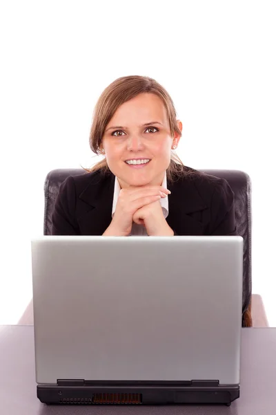 Jovem empresária sentada na mesa do escritório com laptop e looki — Fotografia de Stock