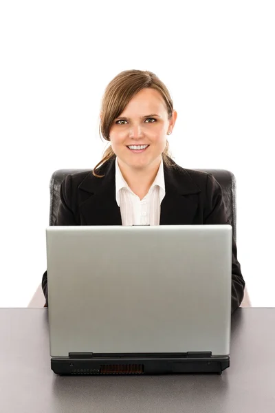 웃는 그녀의 컴퓨터에서 일 하는 젊은 사업가 — 스톡 사진