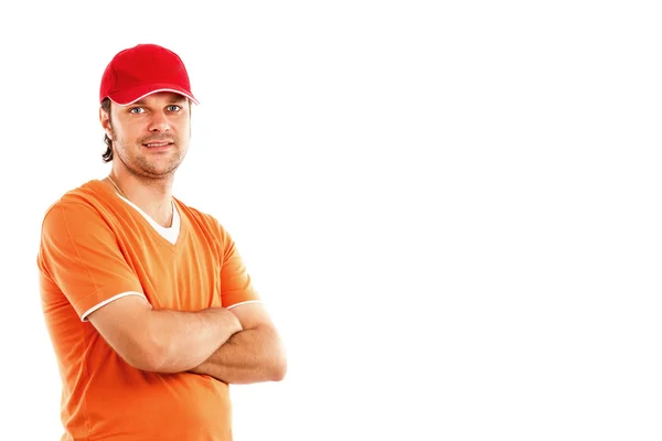 Retrato de um jovem com os braços cruzados usando um boné vermelho — Fotografia de Stock