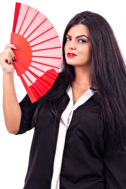Kırmızı yelpaze tutan genç esmer bir kadın portresi