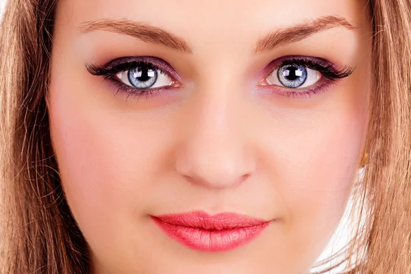 Visage d'une belle jeune femme aux yeux bleus — Photo