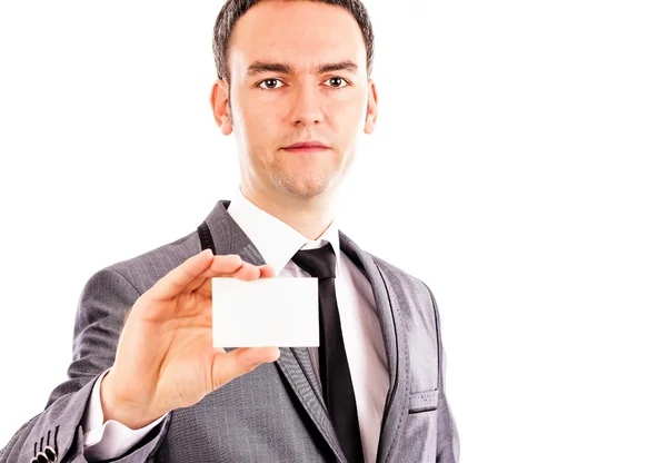 Jovem homem de negócios segurando um cartão comercial em branco — Fotografia de Stock