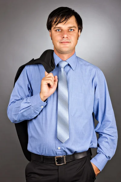 Schöner junger Geschäftsmann mit Anzugjacke auf der Schulter — Stockfoto