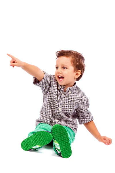 Bedårande liten pojke pekar på något — Stockfoto