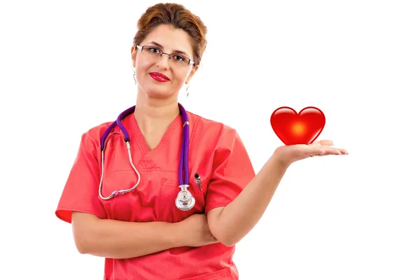Portrait d'une femme médecin ou infirmière avec stéthoscope tenant il — Photo