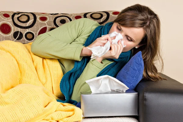 Jovem em casa com gripe — Fotografia de Stock