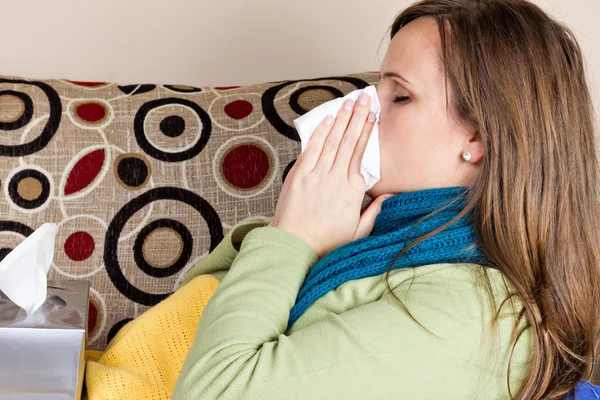 Giovane donna a casa con l'influenza — Foto Stock